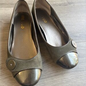 Y2K Me Too Grey Leather and Metallic Cap Toe Flats